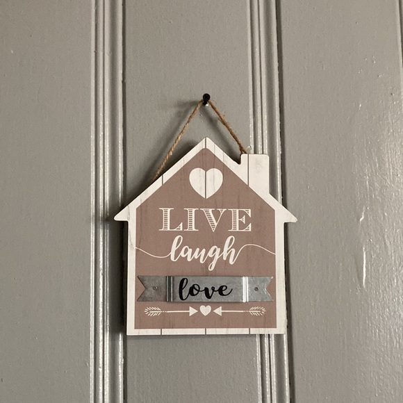 NWT 🤍 LIVE LAUGH LOVE House Shaped Wood & Metal Home Decor Sign - Picture 5 of 7